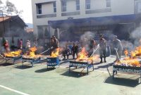 Bea Cukai Bandung melakukan pemusnahan rokok ilegal dengan cara dibakar di Kantor Bea Cukai Bandung, Jalan Rumah Sakit, Kota Bandung,Jumat (20/12/2024).