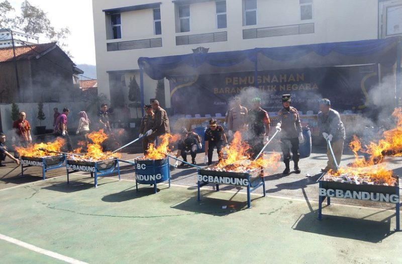 Bea Cukai Bandung melakukan pemusnahan rokok ilegal dengan cara dibakar di Kantor Bea Cukai Bandung, Jalan Rumah Sakit, Kota Bandung,Jumat (20/12/2024).