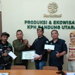 Perhutani Serahkan Dana Sharing Wisata kepada LMDH Layung Wana Lestari di Bandung Utara