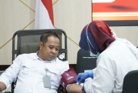 Albethus Santani Fenat, Kepala Kantor Imigrasi Bandung saat mengikuti kegiatan sosial donor darah di aula kantor imigrasi Bandung 