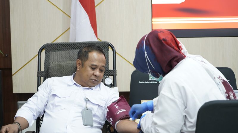 Albethus Santani Fenat, Kepala Kantor Imigrasi Bandung saat mengikuti kegiatan sosial donor darah di aula kantor imigrasi Bandung 