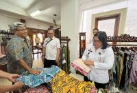 Hemawati BR Pandia, Kepala Divisi Pelayanan Hukum, bersama jajaran Bidang Pelayanan Kekayaan Intelektual melakukan kunjungan kerjanya ke Galeri Batik Komar