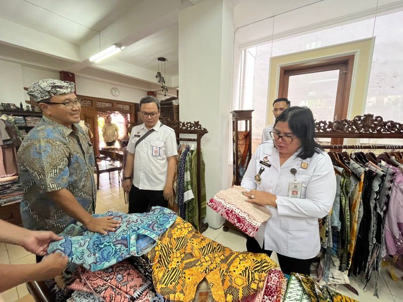 Hemawati BR Pandia, Kepala Divisi Pelayanan Hukum, bersama jajaran Bidang Pelayanan Kekayaan Intelektual melakukan kunjungan kerjanya ke Galeri Batik Komar