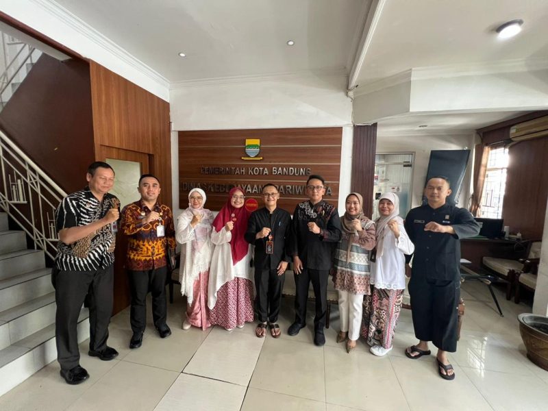 Kepala Bidang Kekayaan Intelektual Kanwil Kemenkum Jawa Barat, Ery Kurniawan, beserta tim, disambut dengan hangat oleh Sekretaris Dinas Kebudayaan dan Pariwisata (Disbudpar) Kota Bandung