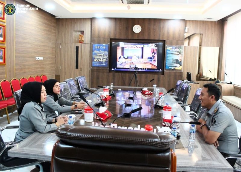 Kemenkum Jabar saat diskusi evaluasi Desa sadar hukum di Jabar