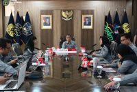 Kakanwil Kemenkum Jabar saat pimpin rapat harmonisasi raperwal Kota Banjar