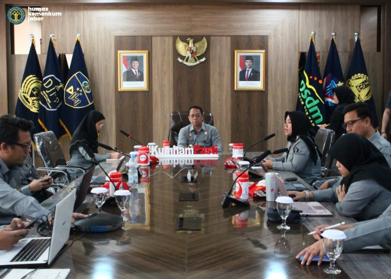 Kakanwil Kemenkum Jabar saat pimpin rapat harmonisasi raperwal Kota Banjar