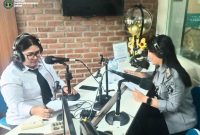 Kepala Divisi Pelayanan Hukum Kantor Wilayah Kementerian Hukum Hemawati, sebagai narasumber acara talk show di Radio Mara