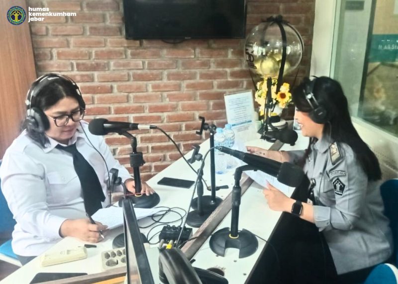 Kepala Divisi Pelayanan Hukum Kantor Wilayah Kementerian Hukum Hemawati, sebagai narasumber acara talk show di Radio Mara