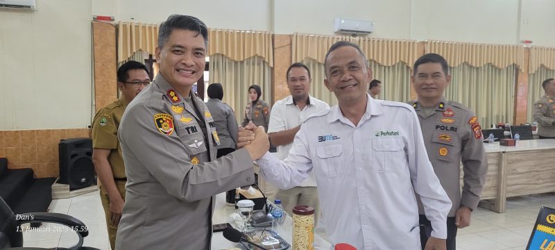 Kapolres Cimahi, AKBP Tri Suhartanto, saat bersama wakil administratur KPH Bandung Utara Diky Rizky Taruna usai rakor