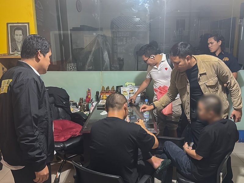 Dua Warga Negara Republik Rakyat Tiongkok (RRT), berinisial LB dan LJ, diamankan Direktorat Jenderal Imigrasi setelah terlibat dalam penyebaran video negatif petugas imigrasi di Bandara Soekarno Hatta 