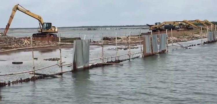 Pagar laut nan misterius yang berada di pesisir utara Kabupaten Bekasi, Jawa Barat.