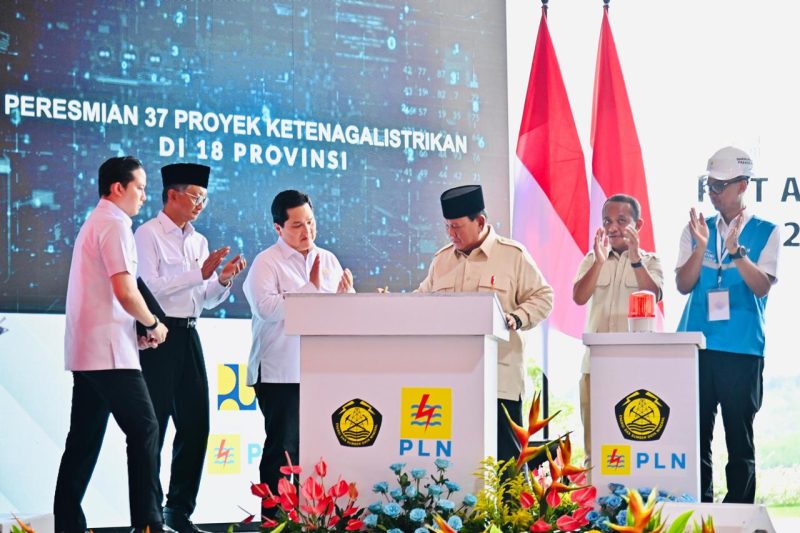 Presiden Prabowo Subianto saat meresmikan 26 Pembangkit Listrik di 18 provinsi, yang dipusatkan di Pembangkit Listrik Tenaga Air (PLTA) Jatigede, kabupaten Sumedang, Senin (20/01/2025).