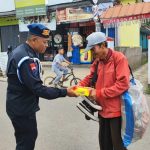 Sat Brimob Polda Jabar Gelar Kegiatan Jumat Berkah Kepada Warga Cikeruh