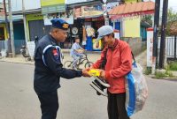 Anggota Sat Brimob Polda Jabar sedang melaksanakan kegiatan sosial bertajuk Jumat Berkah.