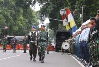 Inspektur Upacara Brigjen TNI Trias Wijanarko, S.I.P., M.H.I. selaku Irdam lll/Slw saat melakukan pemeriksaan pasukan