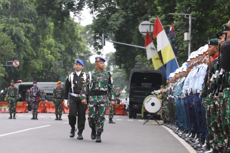 Inspektur Upacara Brigjen TNI Trias Wijanarko, S.I.P., M.H.I. selaku Irdam lll/Slw saat melakukan pemeriksaan pasukan