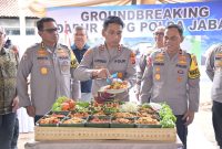 Kapolda Jawa Barat, Irjen Pol. Dr. Akhmad Wiyagus, S.I.K., M.Si., M.M., saat melaksanakan prosesi Groundbreaking sekaligus peletakan batu pertama pembangunan Dapur SPPG (Satuan Pelayanan  Pemenuhan Gizi) Polda Jabar.
