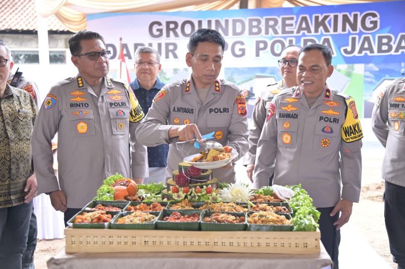 Kapolda Jawa Barat, Irjen Pol. Dr. Akhmad Wiyagus, S.I.K., M.Si., M.M., saat melaksanakan prosesi Groundbreaking sekaligus peletakan batu pertama pembangunan Dapur SPPG (Satuan Pelayanan  Pemenuhan Gizi) Polda Jabar.
