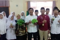 Kepala Kantor Pertanahan Kota Bandung, Yuliana, SH, M.Eng, yang didampingi oleh Kepala Seksi Pengadaan Tanah dan Pemberdayaan, Arifin, S.A.P,