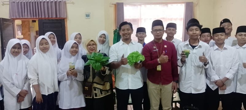 Kepala Kantor Pertanahan Kota Bandung, Yuliana, SH, M.Eng, yang didampingi oleh Kepala Seksi Pengadaan Tanah dan Pemberdayaan, Arifin, S.A.P,