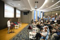 Penjabat Gubernur Jabar Bey Machmudin bertenu dengan para eksportir dalam acara 'Ghatering Eksportir Jabar' di Mandiri University Campus Bandung.