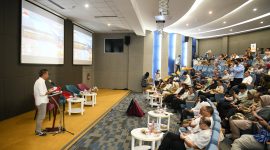 Penjabat Gubernur Jabar Bey Machmudin bertenu dengan para eksportir dalam acara 'Ghatering Eksportir Jabar' di Mandiri University Campus Bandung.