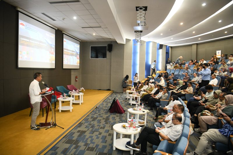 Penjabat Gubernur Jabar Bey Machmudin bertenu dengan para eksportir dalam acara 'Ghatering Eksportir Jabar' di Mandiri University Campus Bandung.