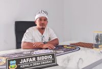 Kepala Desa Cikarag Kecamatan Malangbong Garut saat memberikan penjelasan terkait berita ajak duel wartawan.