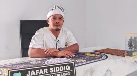 Kepala Desa Cikarag Kecamatan Malangbong Garut saat memberikan penjelasan terkait berita ajak duel wartawan.