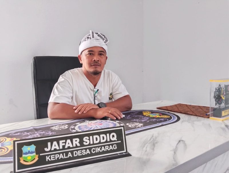 Kepala Desa Cikarag Kecamatan Malangbong Garut saat memberikan penjelasan terkait berita ajak duel wartawan.