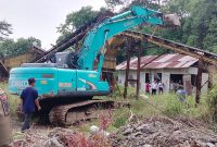 Pengadilan Negeri (PN) Kelas 1A Bale Bandung saat melaksanakan eksekusi sejumlah alat berat di lokasi tambang galian pasir di Jalan Anggadireja No.22, Kelurahan Baleendah, Kecamatan Baleendah, Kabupaten Bandung, Rabu (19/02/2025).