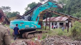 Pengadilan Negeri (PN) Kelas 1A Bale Bandung saat melaksanakan eksekusi sejumlah alat berat di lokasi tambang galian pasir di Jalan Anggadireja No.22, Kelurahan Baleendah, Kecamatan Baleendah, Kabupaten Bandung, Rabu (19/02/2025).