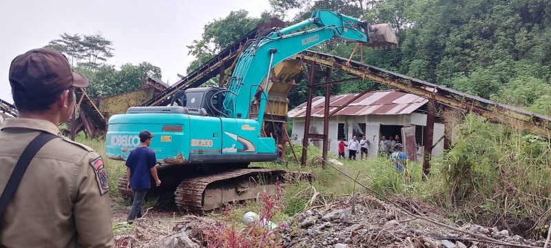 Pengadilan Negeri (PN) Kelas 1A Bale Bandung saat melaksanakan eksekusi sejumlah alat berat di lokasi tambang galian pasir di Jalan Anggadireja No.22, Kelurahan Baleendah, Kecamatan Baleendah, Kabupaten Bandung, Rabu (19/02/2025).