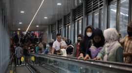 Suasana penumpang kereta api di Stasiun Bandung.