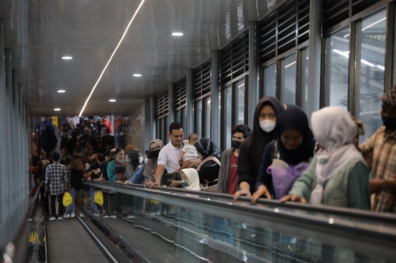 Suasana penumpang kereta api di Stasiun Bandung.