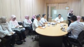 Plt. Asisten Daerah II Bidang Perekonomian dan Pembangunan, Dedi Mulyadi, memimpin Rapat Koordinasi Operasi Pasar Hari Besar Keagamaan Nasional (HBKN) Puasa-Idulfitri Tahun 2025 di Ruang Setda Center, Kabupaten Garut, Rabu (19/2/2025).