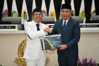 Gubernur Jabar Dedi Mulyadi pada acara Serah Terima Jabatan Gubernur Jawa Barat dalam Rapat Paripurna DPRD Provinsi Jawa Barat di gedung DPRD Jabar, Kota Bandung, Jumat (21/2/2025).