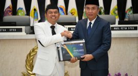 Gubernur Jabar Dedi Mulyadi pada acara Serah Terima Jabatan Gubernur Jawa Barat dalam Rapat Paripurna DPRD Provinsi Jawa Barat di gedung DPRD Jabar, Kota Bandung, Jumat (21/2/2025).