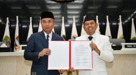 Gubernur Jabar Dedi Mulyadi pada acara Serah Terima Jabatan Gubernur Jawa Barat dalam Rapat Paripurna DPRD Provinsi Jawa Barat di gedung DPRD Jabar, Kota Bandung, Jumat (21/2/2025).