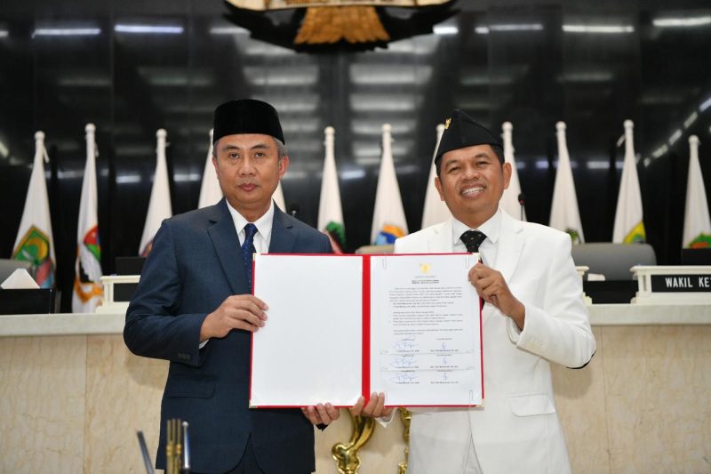 Gubernur Jabar Dedi Mulyadi pada acara Serah Terima Jabatan Gubernur Jawa Barat dalam Rapat Paripurna DPRD Provinsi Jawa Barat di gedung DPRD Jabar, Kota Bandung, Jumat (21/2/2025).