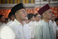 Wakil Gubernur Jawa Barat Erwan Setiawan memberikan sambutan pada acara Tablig Akbar Ustadz Abdul Somad bersama Yayasan Darul Hikam di Bale Asri Pusdai, Kota Bandung, Sabtu (22/2/2025).