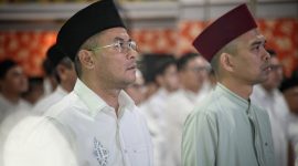 Wakil Gubernur Jawa Barat Erwan Setiawan memberikan sambutan pada acara Tablig Akbar Ustadz Abdul Somad bersama Yayasan Darul Hikam di Bale Asri Pusdai, Kota Bandung, Sabtu (22/2/2025).