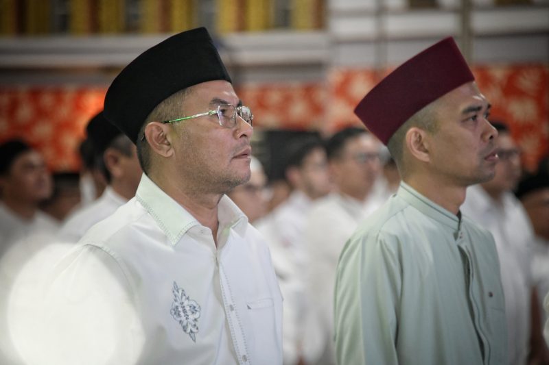 Wakil Gubernur Jawa Barat Erwan Setiawan memberikan sambutan pada acara Tablig Akbar Ustadz Abdul Somad bersama Yayasan Darul Hikam di Bale Asri Pusdai, Kota Bandung, Sabtu (22/2/2025).
