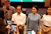 Menteri Lingkungan Hidup, Hanif Faisol Nurofiq, bersama Ketua APINDO Jabar Ning Wahyu Astutik saat diwawancarai awak media