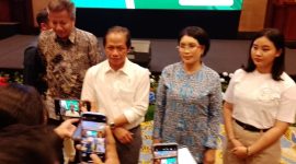 Menteri Lingkungan Hidup, Hanif Faisol Nurofiq, bersama Ketua APINDO Jabar Ning Wahyu Astutik saat diwawancarai awak media