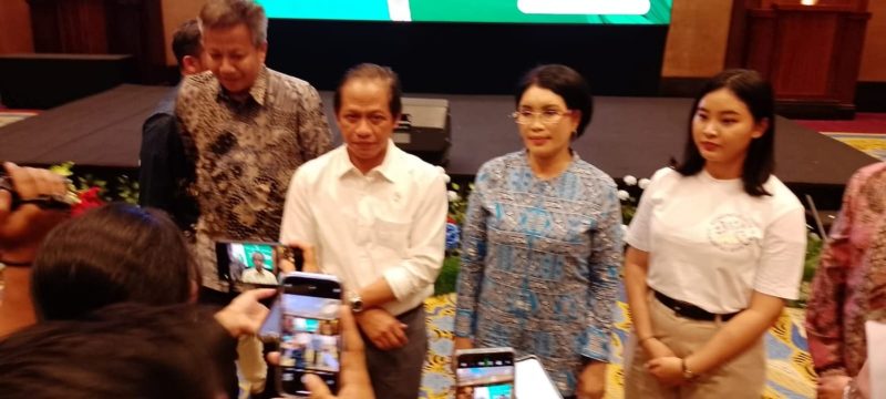 Menteri Lingkungan Hidup, Hanif Faisol Nurofiq, bersama Ketua APINDO Jabar Ning Wahyu Astutik saat diwawancarai awak media