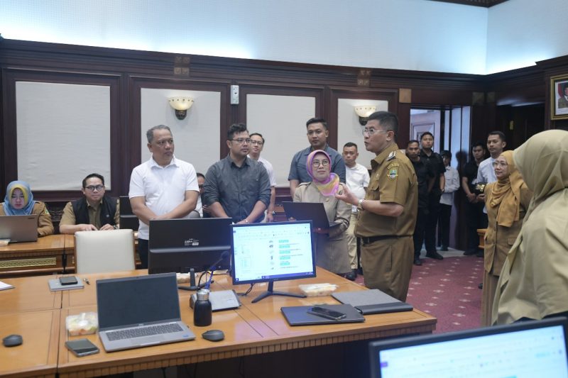 Wakil Gubernur Jawa Barat, Erwan Setiawan bersilaturahmi dengan para pegawai Sekretariat Daerah Provinsi Jawa Barat di Gedung Sate, Senin (24/2/2025).