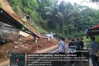 Tanah longsor menimpa rumah bengkel di Desa Bojong, Kecamatan Bungbulang, Kabupaten Garut, Minggu (23/2/2025) sore.