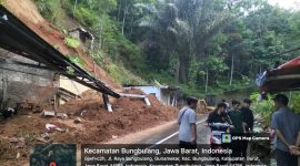 Tanah longsor menimpa rumah bengkel di Desa Bojong, Kecamatan Bungbulang, Kabupaten Garut, Minggu (23/2/2025) sore.